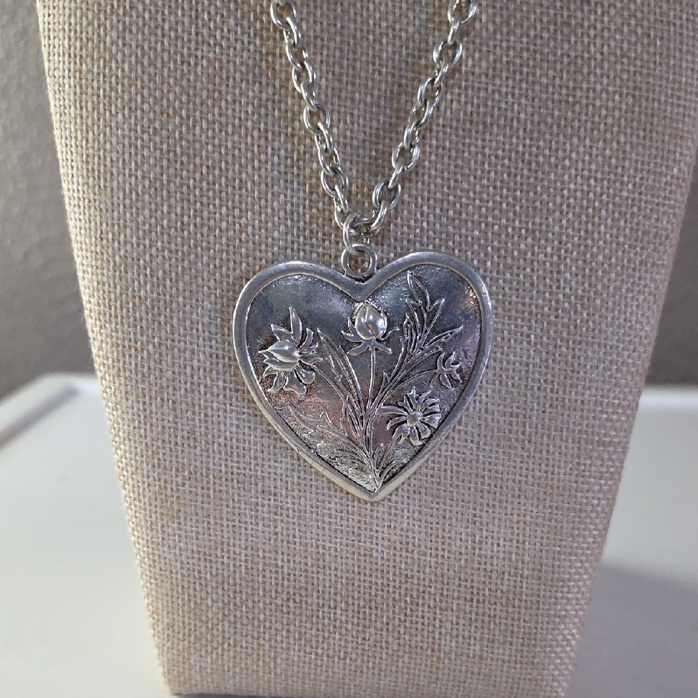 Cr Jewelers Silver-Toned Heart Pendant Necklace With Wildflower Motif